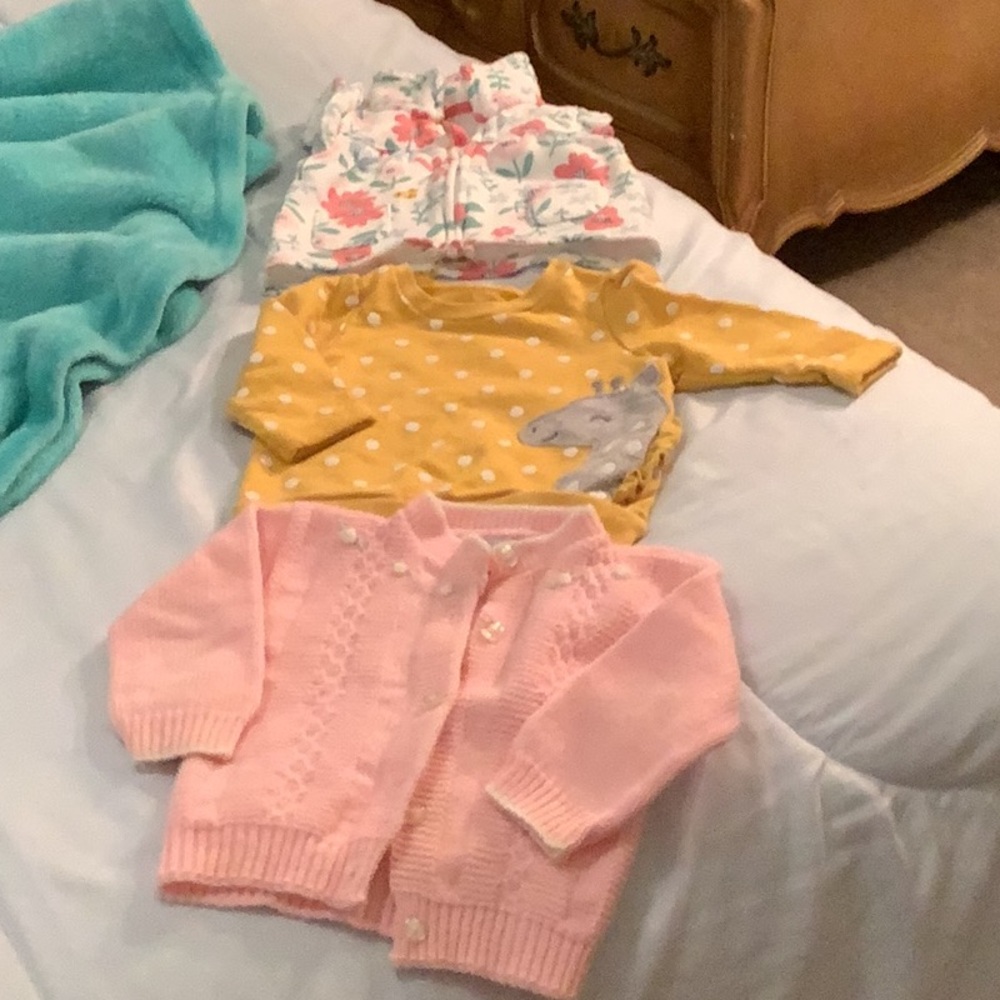 Bundle of newborn clothing  3 piece set NB-3mo size giraffe top sweater …